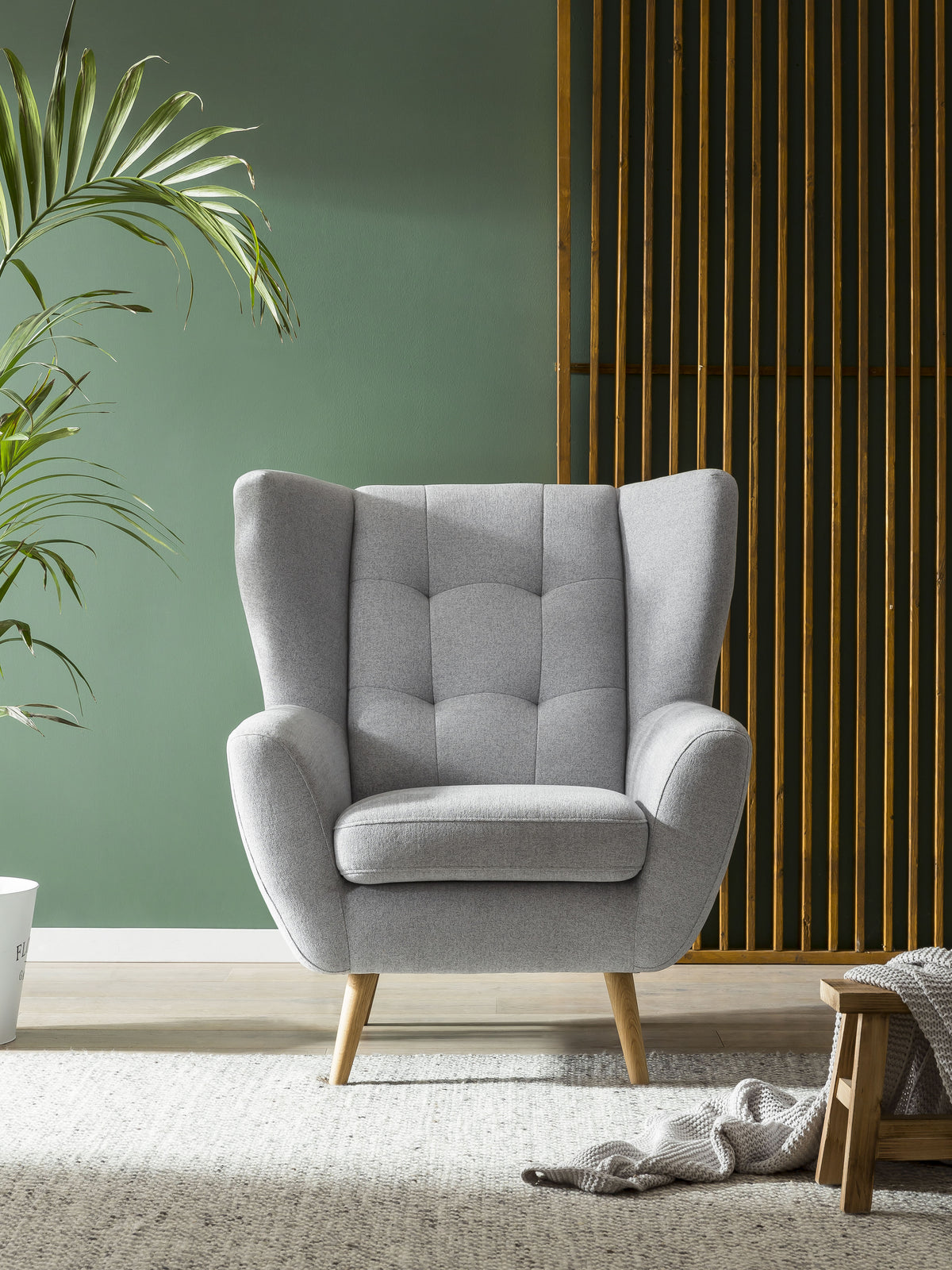 Fotel LAHTI uszak pikowany na drewnianych nóżkach