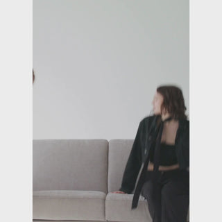 Sofa EMA 2,5 osobowa z pojemnikiem i funkcją spania codziennego stelaż włoski z materacem 140 cm
